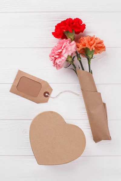 Bloemen boeket, label en hart vormig karton. — Stockfoto