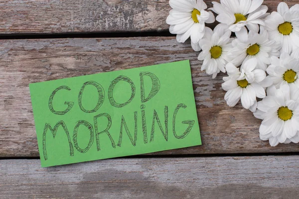 Buenos días nota y flores de manzanilla . — Foto de Stock