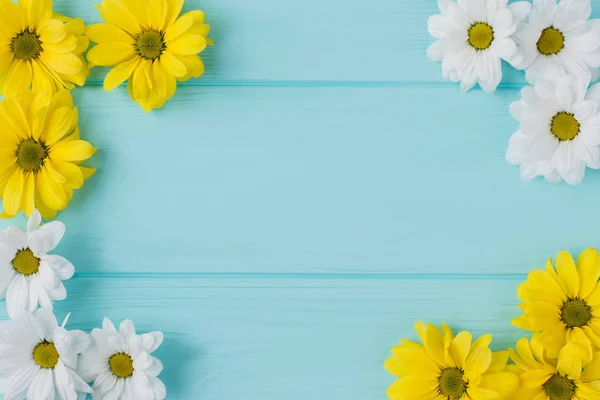 Fleurs Blanches Jaunes Composition Ronde Fond Bois Bleu Vue Dessus — Photo