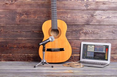 Ahşap arka plan üzerinde müzik aletleri.