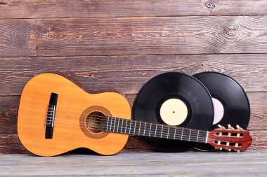Akustik gitar ve vinil kayıtlar.