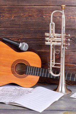 Ahşap arka plan üzerinde Vintage müzik aletleri.