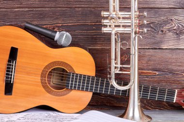 Acustic gitar, mikrofon ve trompet.