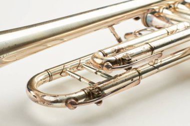 Beyaz arka plan üzerinde paslı trompet kapatın.