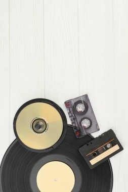 Vinil kaydı, kompakt diskler ve ses kasetleri.