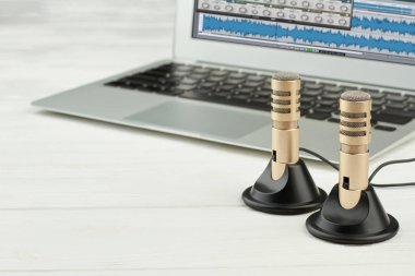 Stereo kaydedici mikrofonlar ve dizüstü.