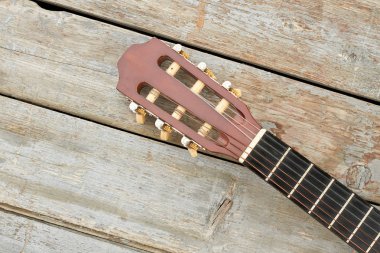 Ahşap arka plan üzerinde akustik gitar Başkanı.
