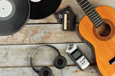 Ahşap kurullarında Vintage müzik ekipman.