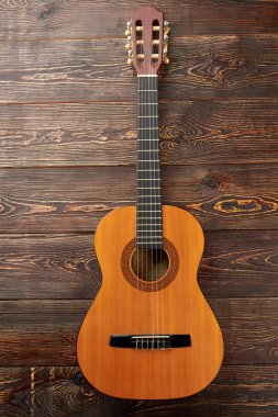 Acoustc gitar kahverengi ahşap zemin üzerinde.