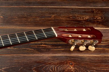 Fretboard gitar ahşap arka plan üzerinde.