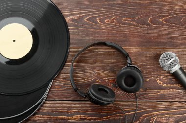 Kulaklıklar, vinil kayıtları ve mikrofon.