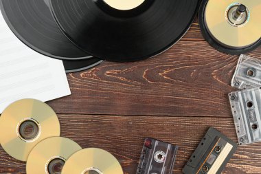 Çerçeve vintage müzik diskleri ve kayıtları.