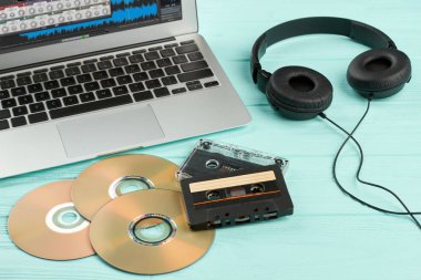 Ahşap arka plan eski ve modern ekipmanları.