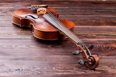 Keman kahverengi ahşap zemin üzerinde.