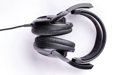 Beyaz arka plan üzerinde siyah kulaklık. Beyaz arka plan üzerinde izole kulaklık. Dijital kulaklık kablosu ile. Dinle müzik için aksesuar.