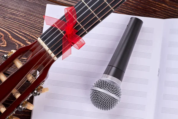 Guitar, notes sheet and microphone. — Stock Photo, Image