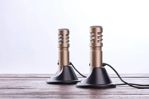 Dvojí stereo mikrofon na dřevěný stůl. — Stock fotografie