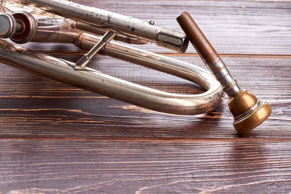 Vintage trombita fából készült háttér. — Stock Fotó