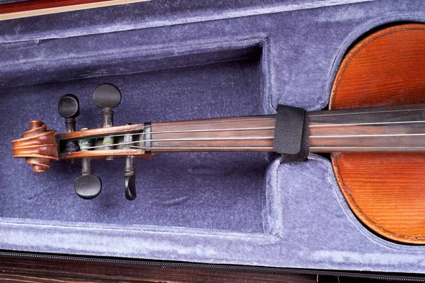 Старая скрипка в открытом футляре . — стоковое фото