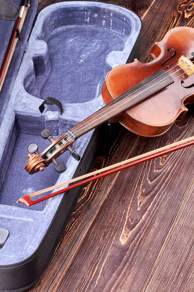 Старая скрипка на деревянном фоне. — стоковое фото