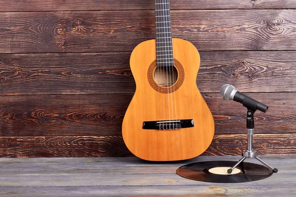 Acoustic guitar, vinyl record and microphone. — Stock Photo, Image