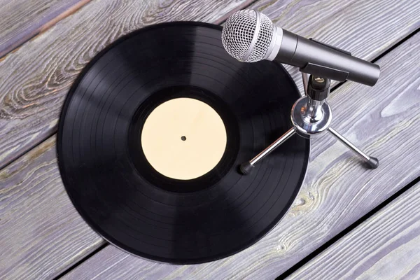 Mikrofon und Vinylplatte. — Stockfoto