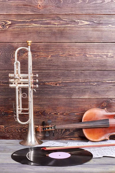 Instrumentos musicais vintage em fundo de madeira . — Fotografia de Stock