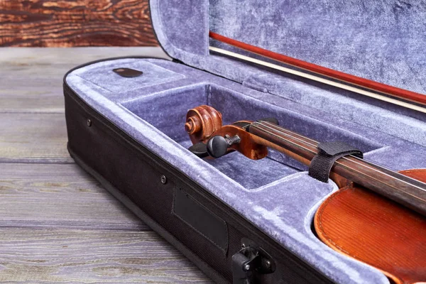 Классическая использованная скрипка в случае крупного плана . — стоковое фото