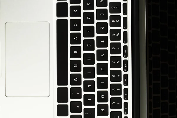 Detailní záběr černé klávesnice silver notebooku. — Stock fotografie