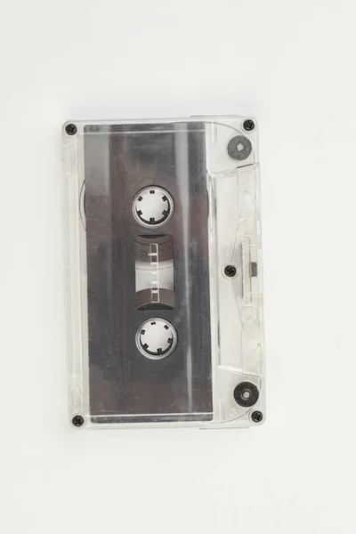 Старая кассетная лента на белом фоне. — стоковое фото