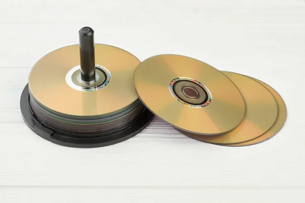 Zásobník kompaktních disků na bílém pozadí. — Stock fotografie