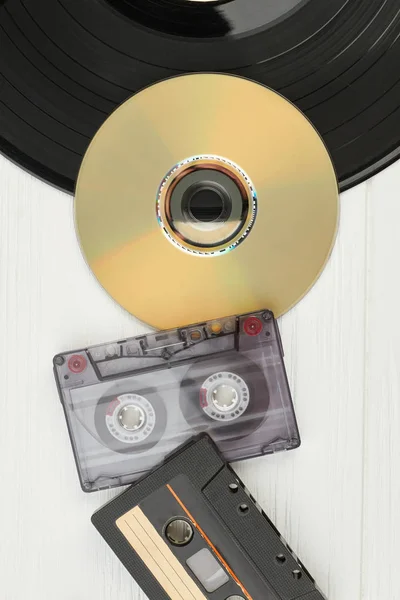 Vinylová deska, audiokazety a kompaktní disk. — Stock fotografie