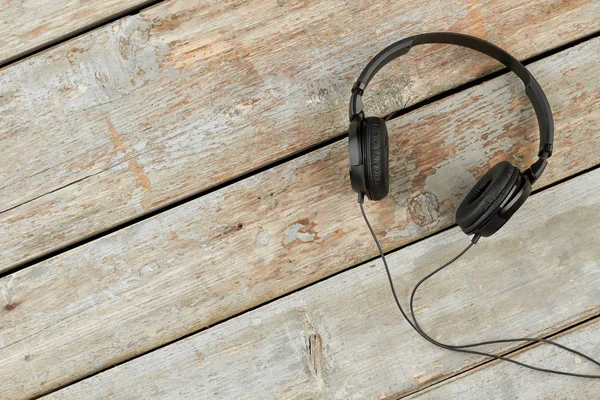 Auriculares sobre fondo de madera viejo . —  Fotos de Stock