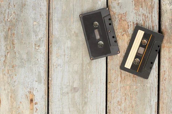 Cassettes audio usagées sur vieux plancher en bois . — Photo