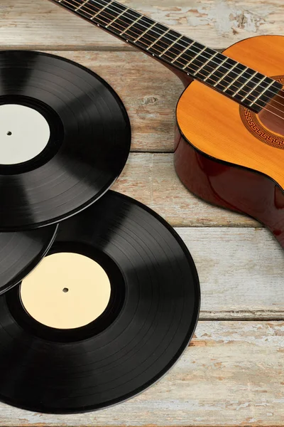 Akoestische gitaar en vinyl records. — Stockfoto