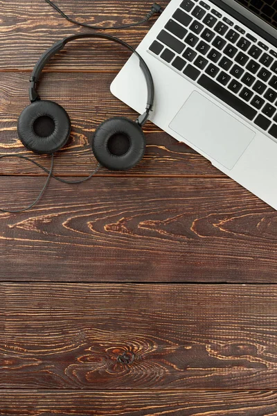 Laptop, fones de ouvido e espaço de cópia . — Fotografia de Stock