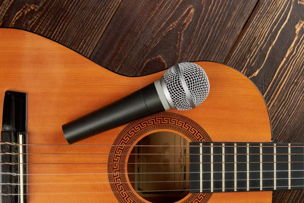 Acoustic guitar with microphone. — Stock Photo, Image