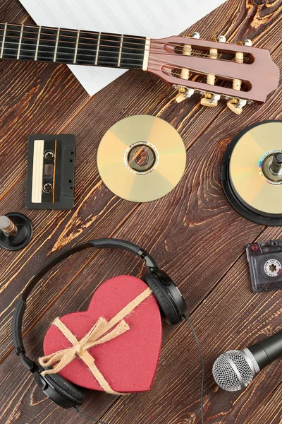 Conjunto de dispositivos de audio sobre fondo de madera . — Foto de Stock