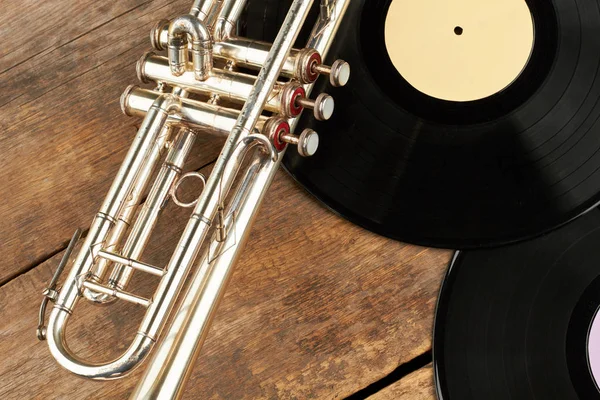 Velhos discos de trompete e vinil . — Fotografia de Stock