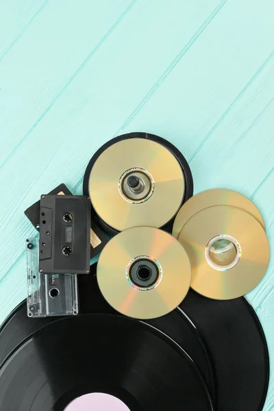 Компактные диски, кассеты и виниловые пластинки . — стоковое фото