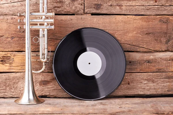 Grabación de trompeta y vinilo sobre madera vieja . —  Fotos de Stock