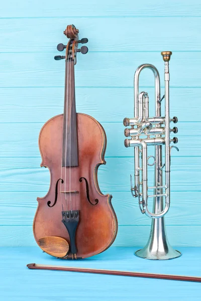 Труба и скрипка на цветном фоне . — стоковое фото