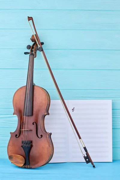 Violin, fiddle stick and musical notes. — Stock Photo, Image