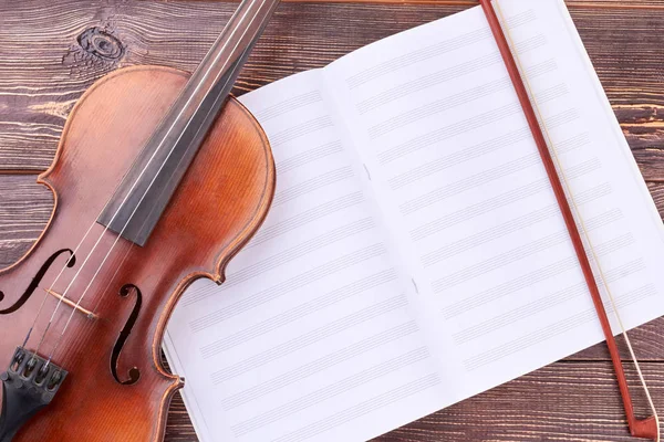 Скрипка, лук и ноты . — стоковое фото