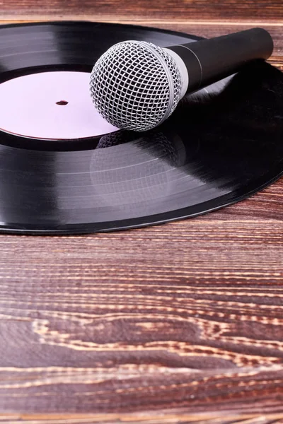 Gravação de microfone e vinil cinza em fundo de madeira . — Fotografia de Stock