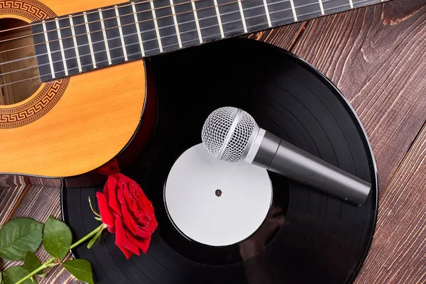 Kytara, vinyl záznam, mikrofon a růže. — Stock fotografie