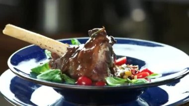 Kuzu parmak eklemi ve ratatouille.