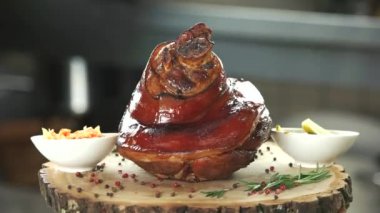 Sebze ile kavrulmuş domuz şaft.