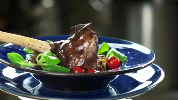 Roasted lamb knuckle and ratatouille. — Stock Video