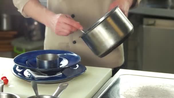 Hände des Küchenchefs kochen. — Stockvideo